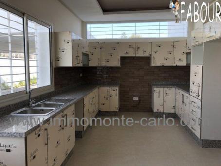 Villa haut standing neuve avec piscine à Souissi